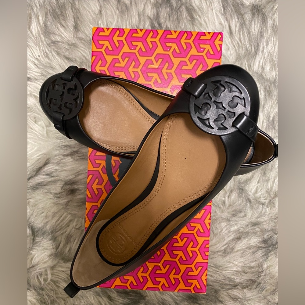 size 6 black tory birch flats in excellent condition. worn once or twice.